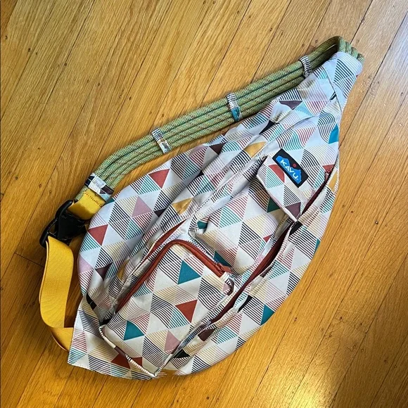 Kavu Multicolor Geometric Rope Bag - Picture 1 of 9